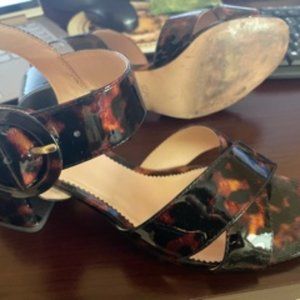 Glossy cross strap sandals